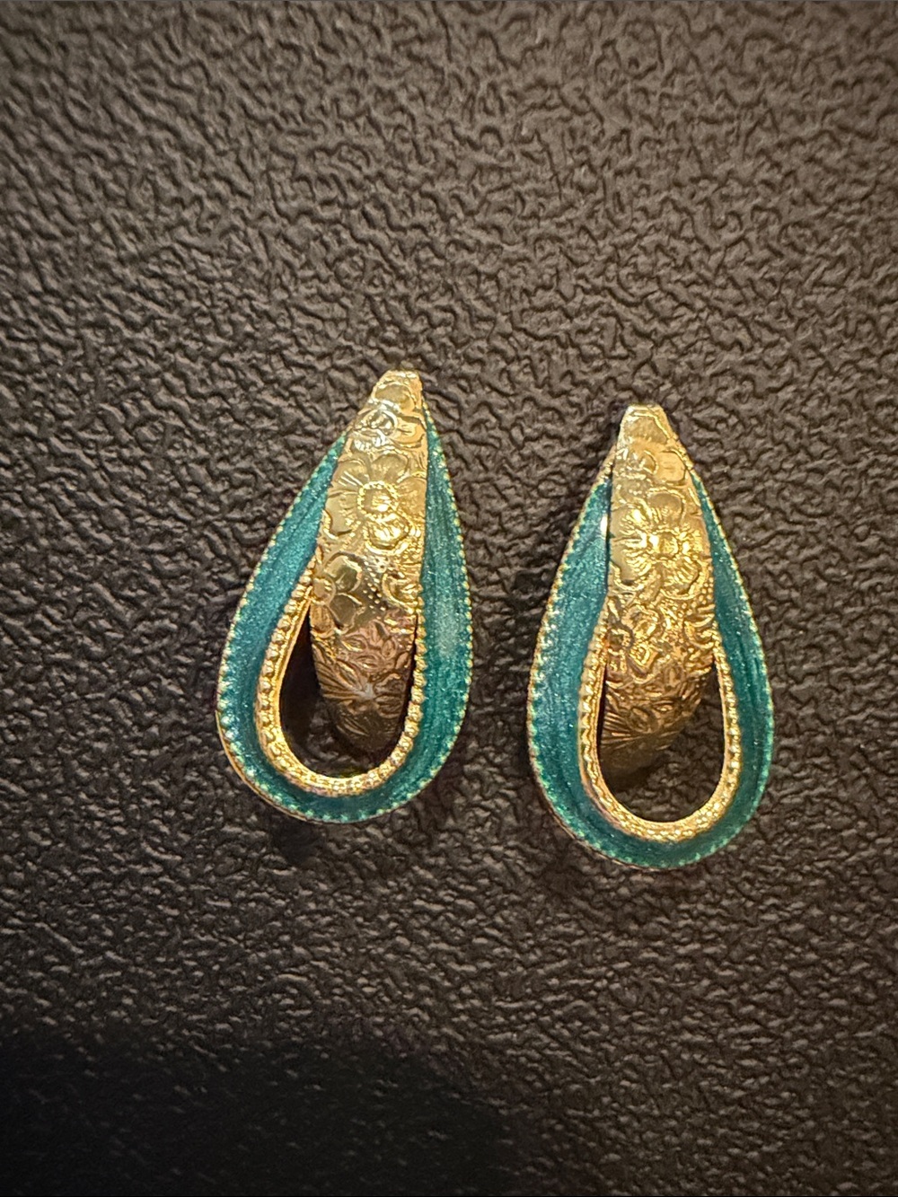 🐲VINTAGE 80’S GREEN GOLD TONE, TEARDROP EARRINGS🐲
